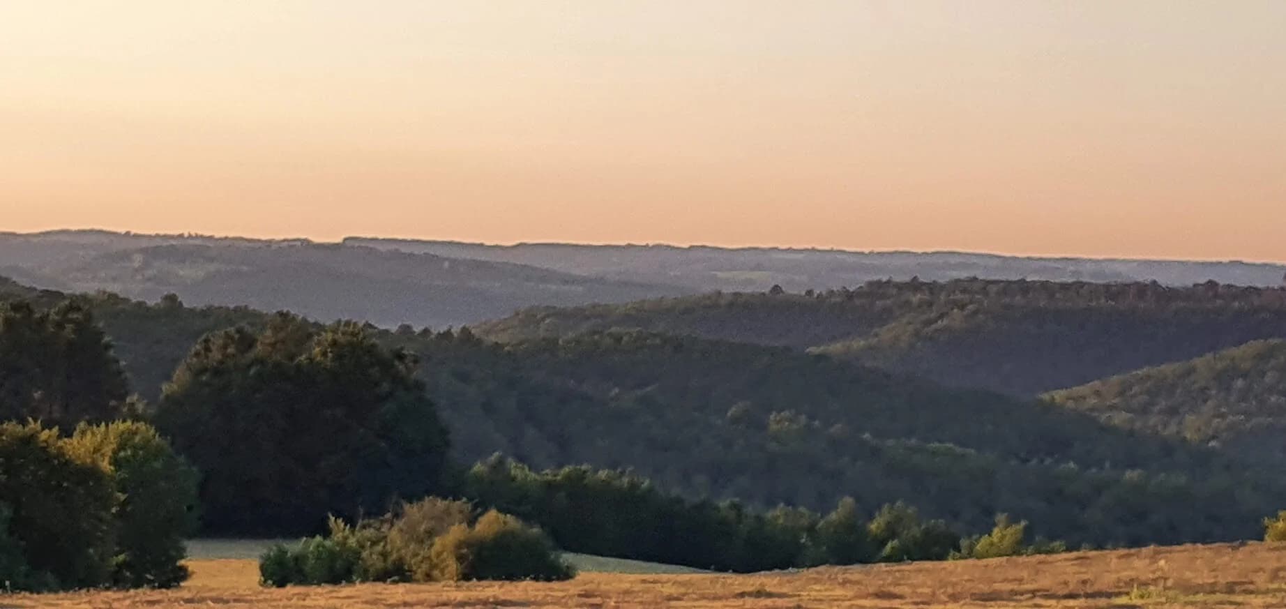 Les collines du Périgord au coucher du soleil